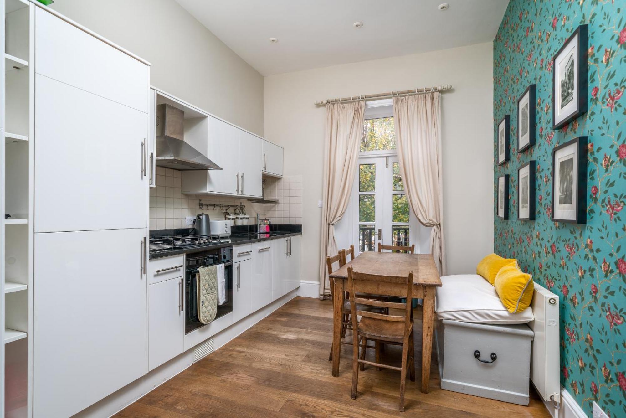 Spacious Flat Near Victoria And Warwick Square * Londra