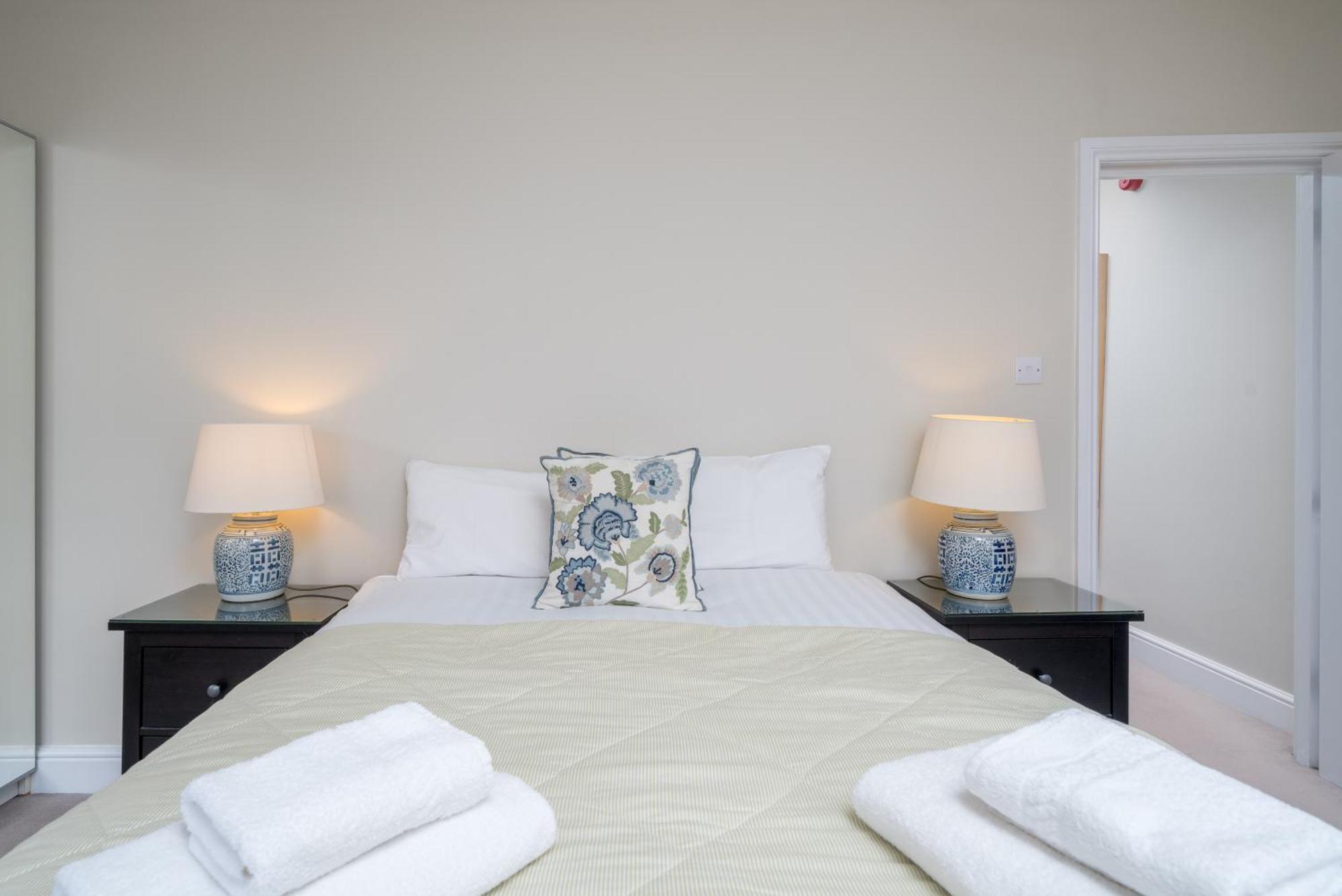 Spacious Flat Near Victoria And Warwick Square Apartament Londra